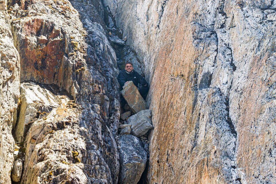 Eitan Shaked, de 23 años, cayó unos 10 metros por el interior de una grieta en la montaña, y debió soportar bajas temperaturas y heridas durante 24 horas. (Fuente: Gentileza Joaquín Valdes)