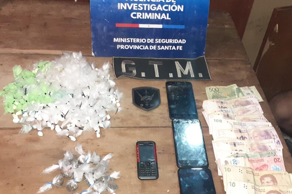 En los allanamientos se secuestró droga y municiones. 