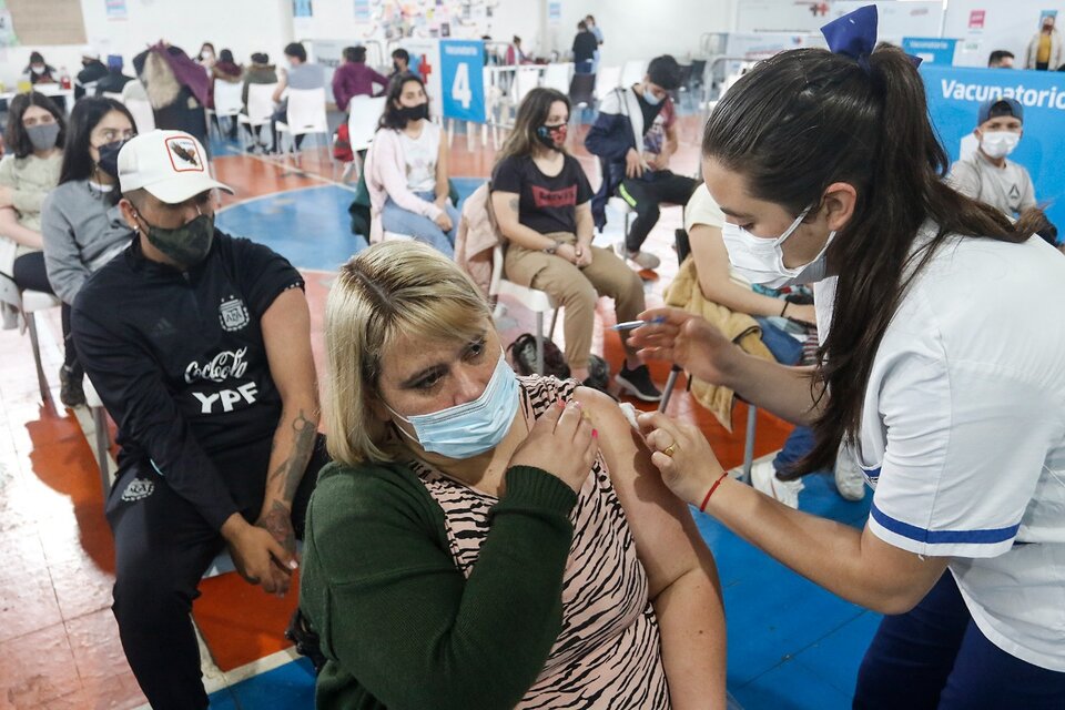 El gobernador bonaerense, Axel Kicillof, anunció hoy el envío de 803.278 turnos para dosis de refuerzo contra el coronavirus en la provincia de Buenos Aires. (Fuente: Leandro Teysseire)