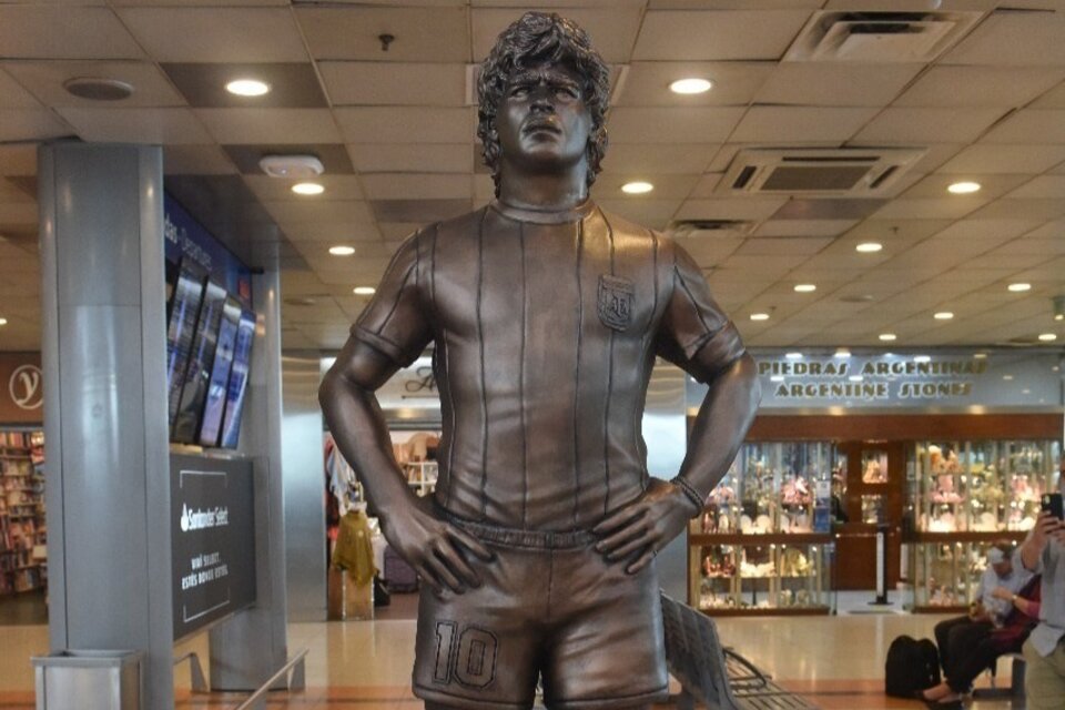La estatua de Diego, en el Aeropuerto de Ezeiza (Fuente: EFE)