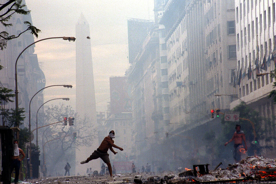 Una imagen que sintetiza lo que pasó el 19 y 20 de diciembre de 2001 en centro de la Ciudad de Buenos Aires. (Fuente: Enrique García Medina)