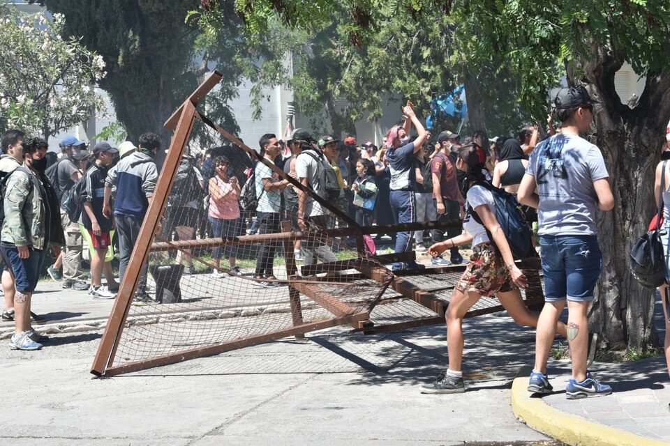 Manifestantes en Chubut contra la ley que habilita la explotación minera en nuevas regiones de la provincia (Fuente: Télam)