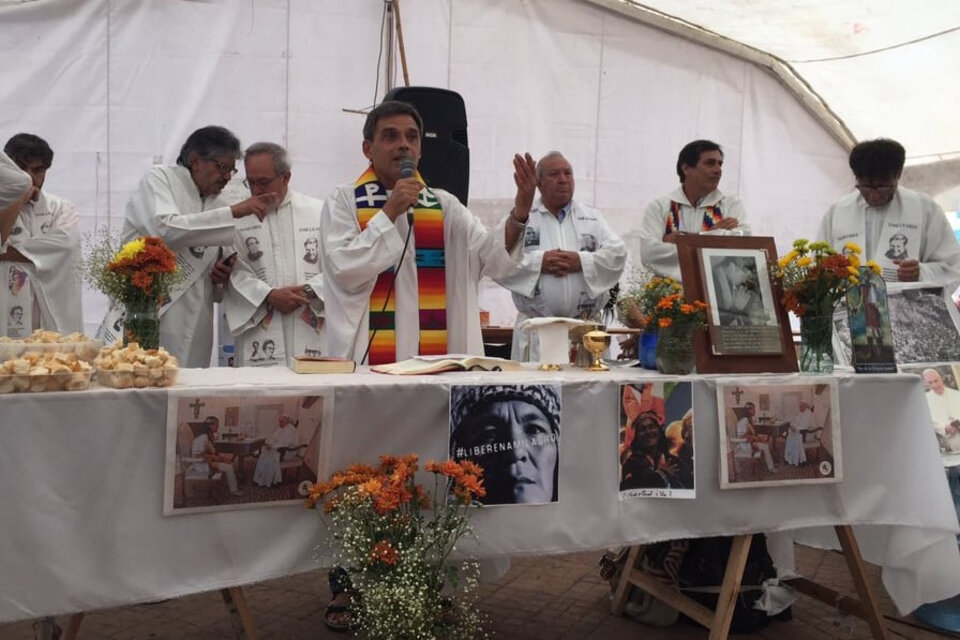 La misa de curas Opción por los Pobres en el acampe de Plaza de Mayo, presidida por el padre Ignacio Blanco (Fuente: Prensa Tupac)
