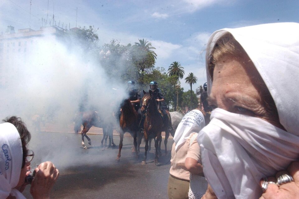 Las Madres fueron reprimidas con gases y se enfrentaron a la policía montada (Fuente: Télam)