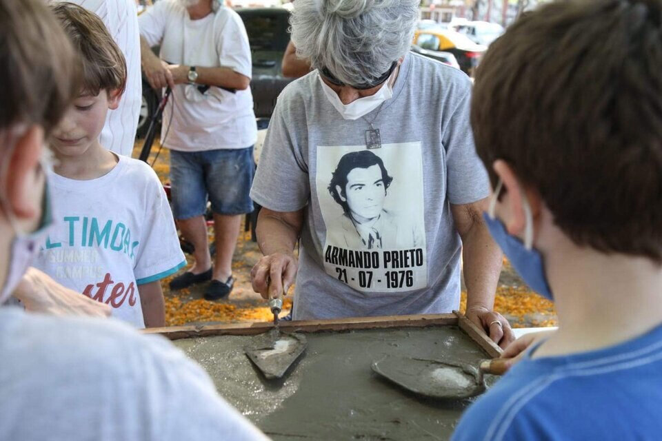 Preparación de las baldosas en memoria de tres hinchsa de Vélez desaparecidos. (Fuente: Alejandra Malcorra)