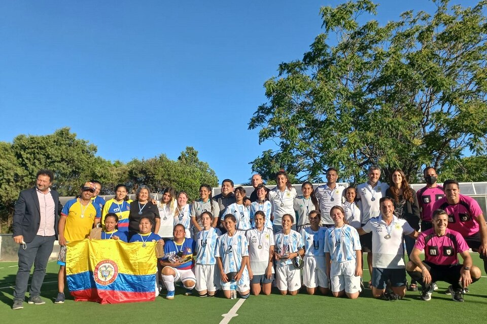 Las Murciélagas tuvieron su bautismo internacional ante Colombia (Fuente: @DeportesAR)