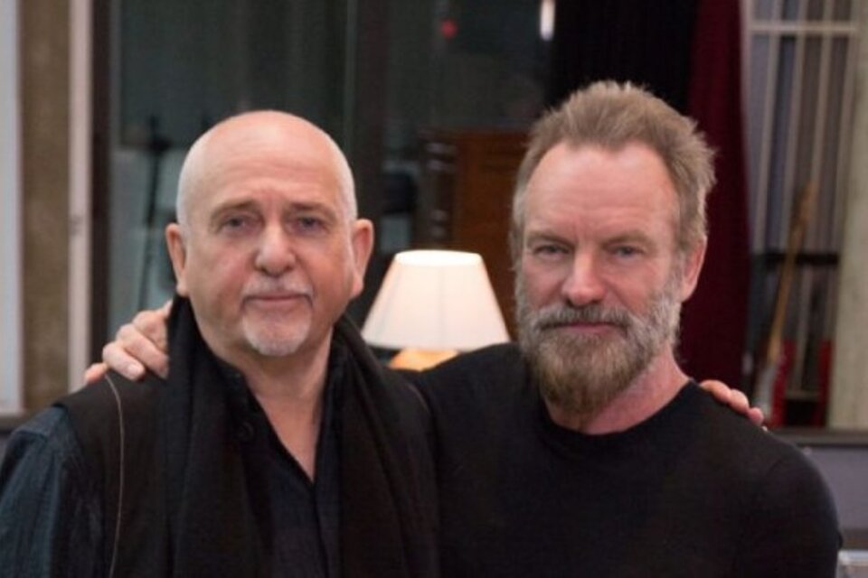 Los músicos ingleses Sting y Peter Gabriel.