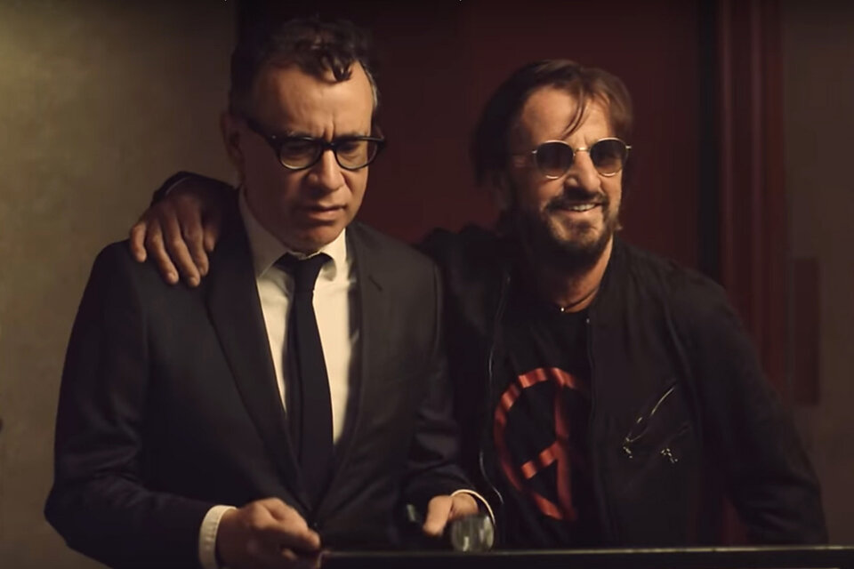 Ringo Starr es uno de los que aparece en el video.