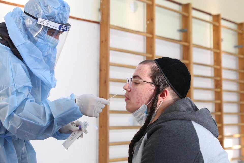El primer ministro de Israel, Naftalí Bennett, informó este domingo que en Israel ya hay transmisión comunitaria de la "muy infecciosa" variante Ómicron.