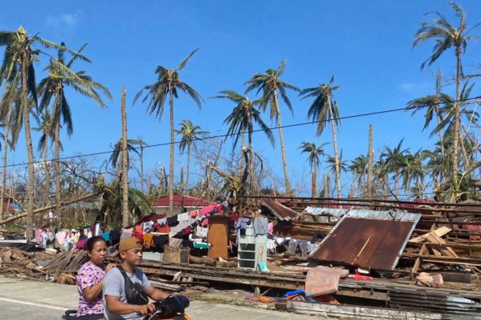 Varias zonas quedaron sin comunicaciones ni servicio eléctrico, mientras que en otros sitios arrancó techos y derribó árboles y postes de luz. (Fuente: AFP)