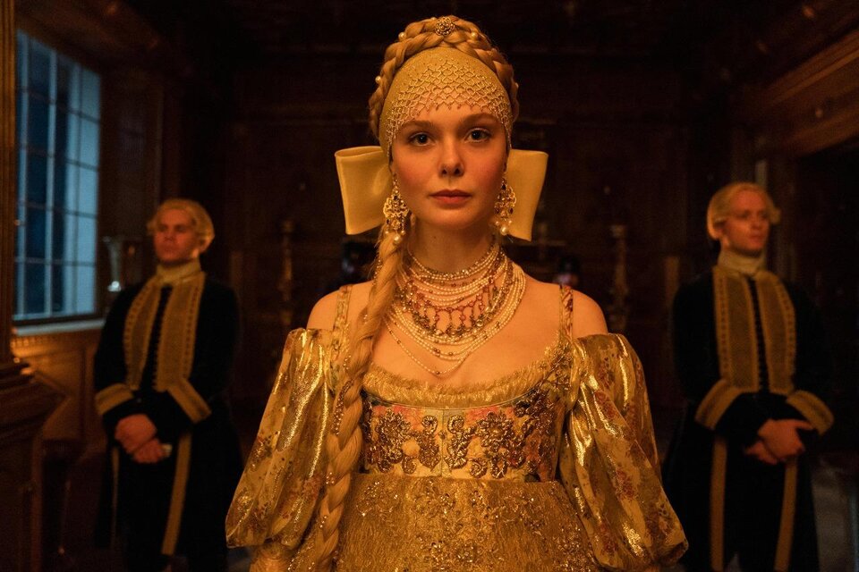 Elle Fanning le da vida y picante a una emperatriz que detesta a su esposo.