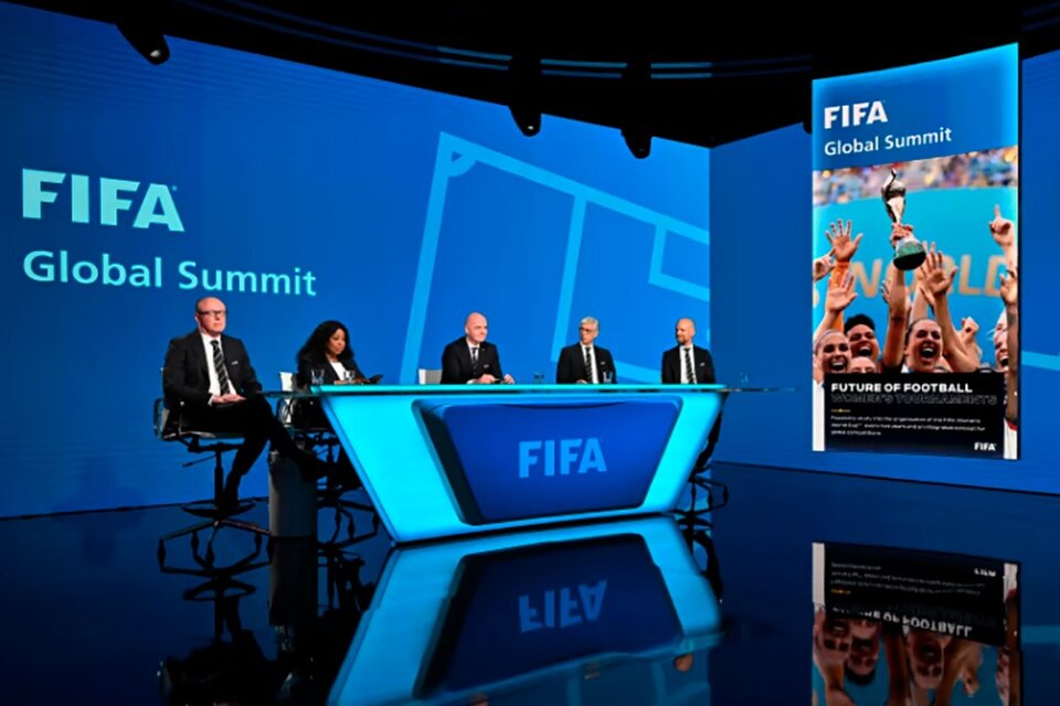 De izquierda a derecha: Alasdair Bell, secretario general adjunto; Fatma Samoura, secretaria general; Gianni Infantino, presidente; Arsene Wenger, director de Desarrollo del Fútbol Mundial; Mattias Grafström, secretario general adjunto de Fútbol (Fuente: Prensa FIFA)