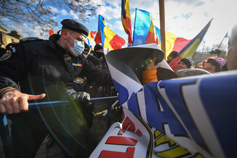 Rumania: decenas de manifestantes antivacunas irrumpieron en el parlamento (Fuente: AFP)
