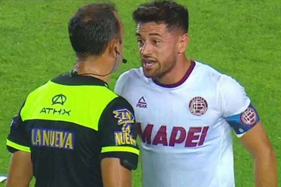 Lautaro Acosta increpa a Darío Herrera. La cosa se desmadró luego en el vestuario (Fuente: Captura de vídeo )