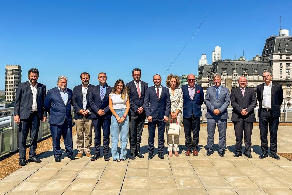 Martín Guzmán con los empresarios tras el almuerzo.