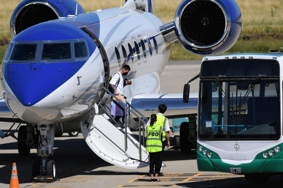 Manos ocupadas para Messi al bajar de su avión (Fuente: Twitter @GastonEdul)