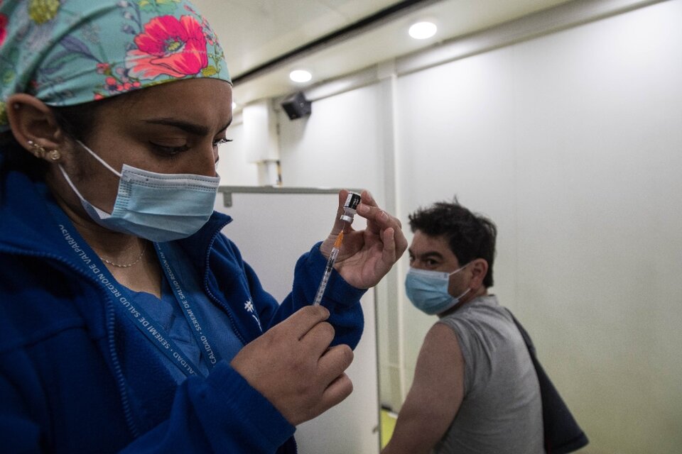 Una trabajadora de la salud prepara una dosis en un punto de vacunación de Viña del Mar, Chile. (Fuente: Xinhua)