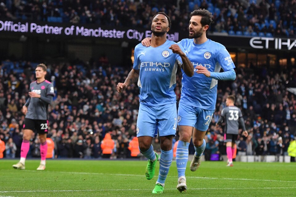 Sterling metió un doblete en el éxito del City ante Leicester (Fuente: AFP)