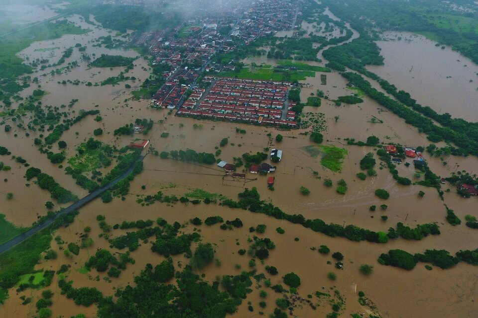 Ipatetinga, estado de Bahía, Brasil. El río Catolé se desbordó por las lluvias. (Fuente: Xinhua)
