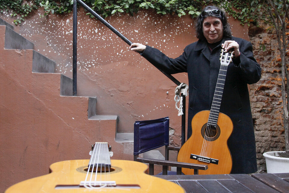 "Quiero grabar un nuevo disco con clásicos de guitarristas a los que admiro", dice Salinas.   (Fuente: Jorge Larrosa)