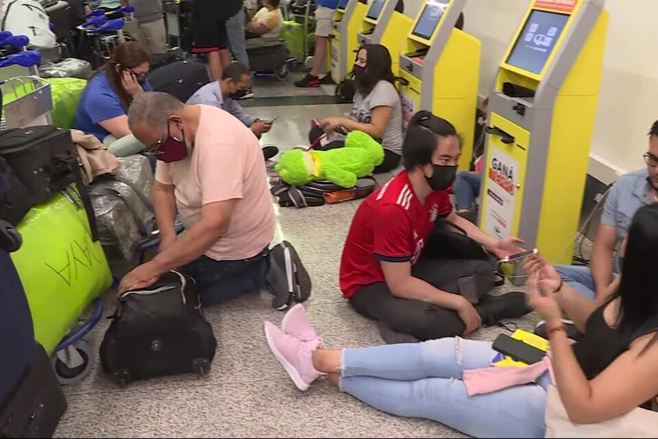 200 venezolanos varados en Ezeiza por vuelos cancelados 