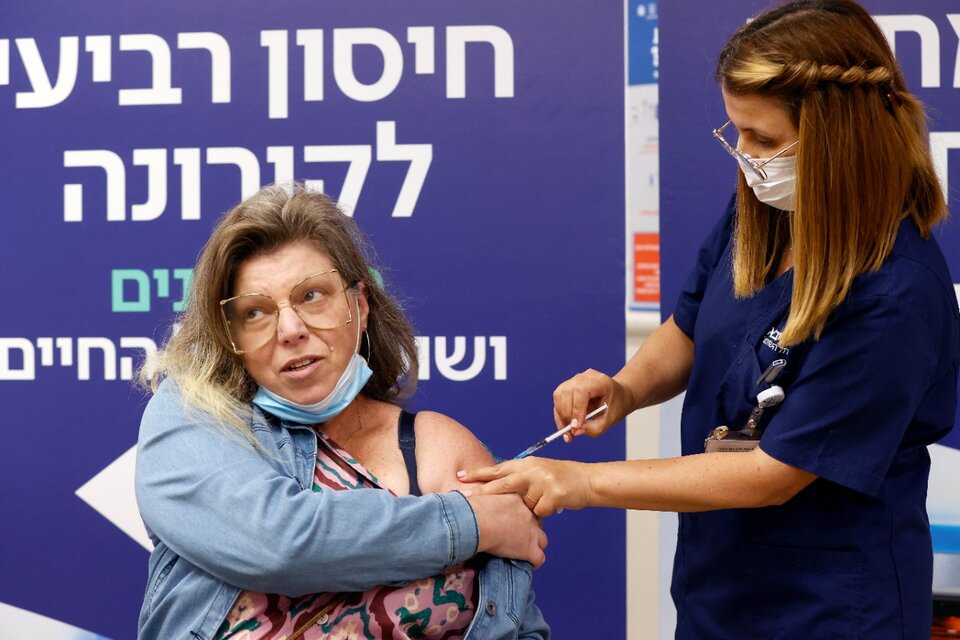 Una mujer recibe su cuarta dosis de la vacuna Pfizer-BioNTech contra el coronavirus, en las clínicas ambulatorias del centro cardiovascular del Centro Médico Sheba en Ramat Gan. (Fuente: AFP)