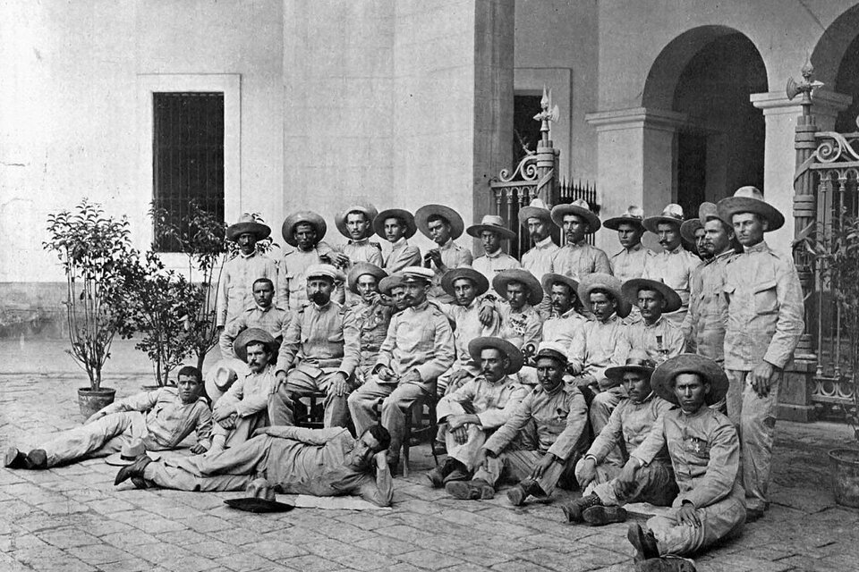 Los soldados de Baler, en Barcelona, en septiembre de 1899, tras su regreso de Filipinas.  