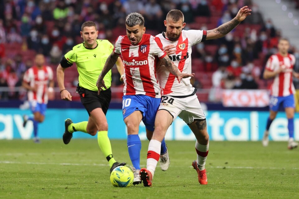Correa, que gritó dos veces para Atlético Madrid, disputa el balón con Saveljich (Fuente: EFE)