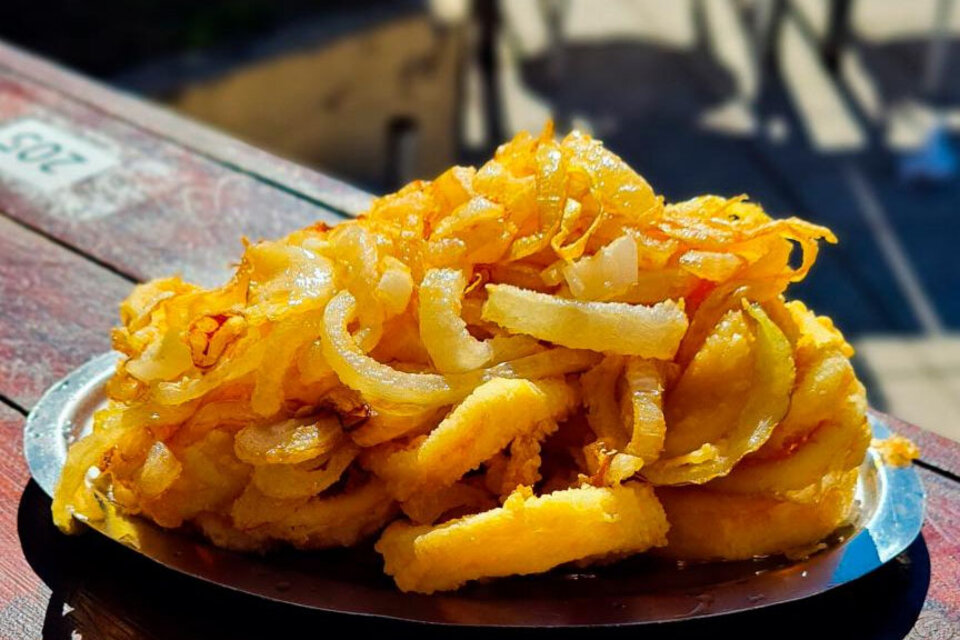 Un plato de rabas con aros de cebolla frita servido en el Santa Rita de Mar del Plata.  (Fuente: @NatiFTorres)