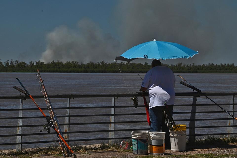 Esta vez las quemas en las islas estuvieron bien cerca de Rosario. (Fuente: Sebastián Granata)