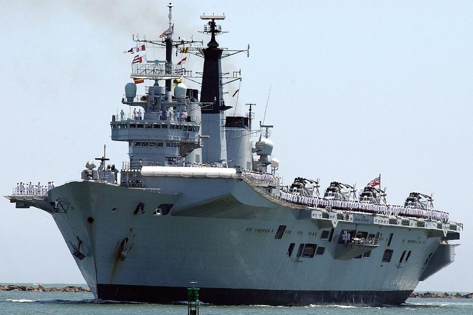 El HMS Invicible, de la Real Marina inglesa. El buque principal de la flota inglesa en la Guerra de Malvinas. (Fuente: AFP)