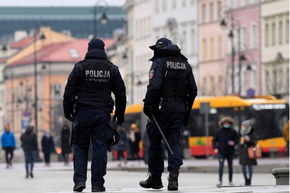 El hombre fue detenido por entrar a un comercio de Varsovia sin usar tapabocas, como se exige en ese país. (Fuente: EFE)