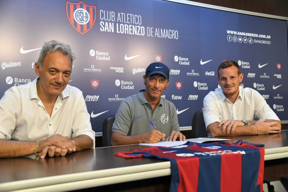Pedro Troglio firma su contrato, junto al secretario Miguel Mastrosimone y el manager Mauro Cetto (Fuente: Prensa San Lorenzo)