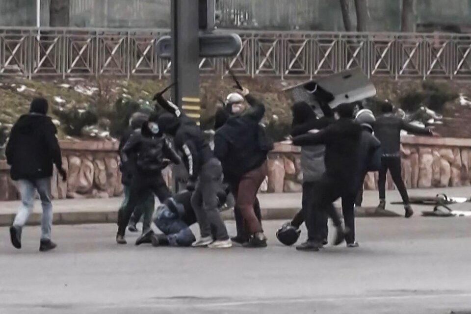 Policías reprimen a manifestantes en Almaty, la ciudad más poblada de Kazajistán (Fuente: AFP)
