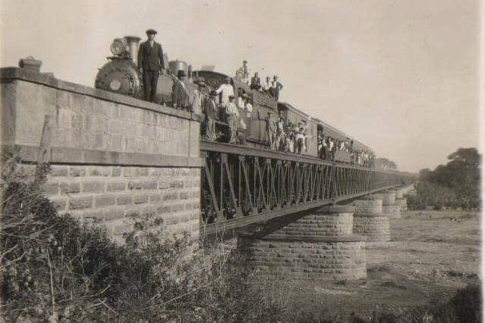 El primer tren sobre el puente del Río Mojotoro. Agosto de 1890.