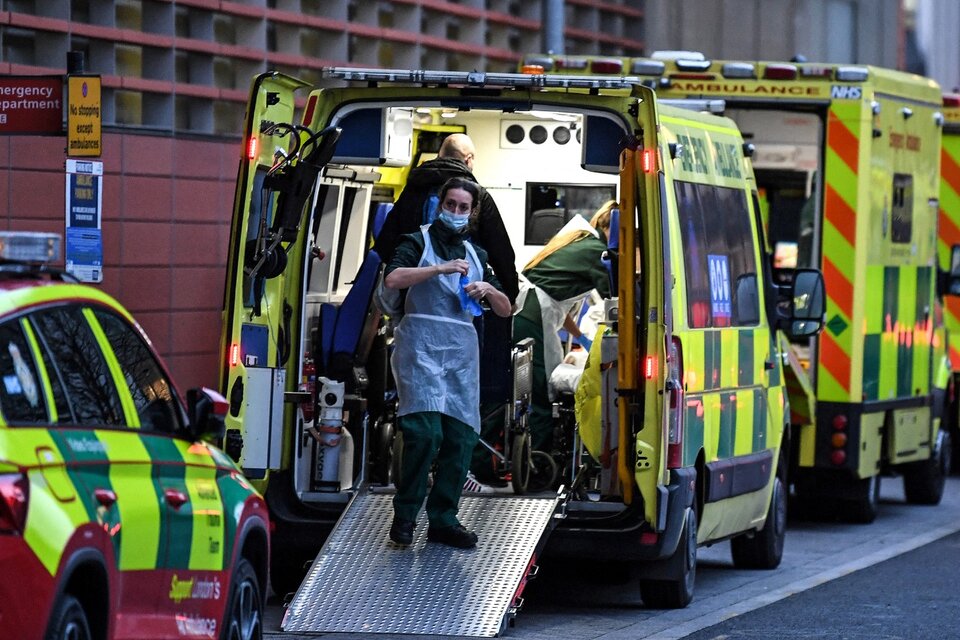 Paramédicos trabajan en una ambulancia frente al Royal Hospital de Londres, que recibirá médicos militares. (Fuente: AFP)