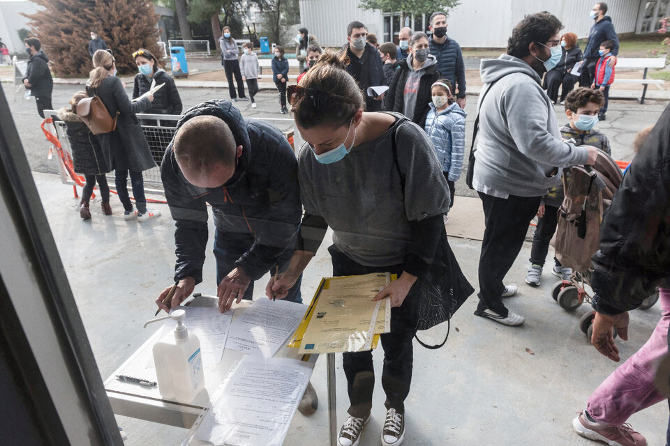 Los chicos reciben su primera dosis contra la Covid-19 en Chipre. (Fuente: AFP)