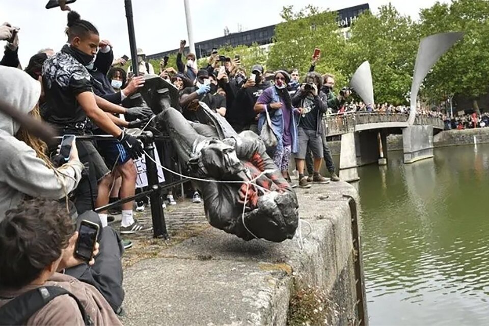 Una manifestación en Bristol derribó la estatua de Colston y la arrojó al río.