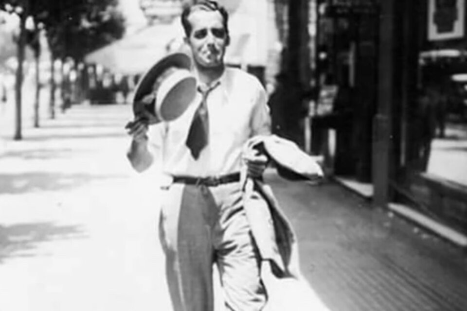 Pantalón, camisa, corbata y sombrero. Un hombre hace frente al sofocante calor en 1957. (Fuente: Archivo General de la Nación)