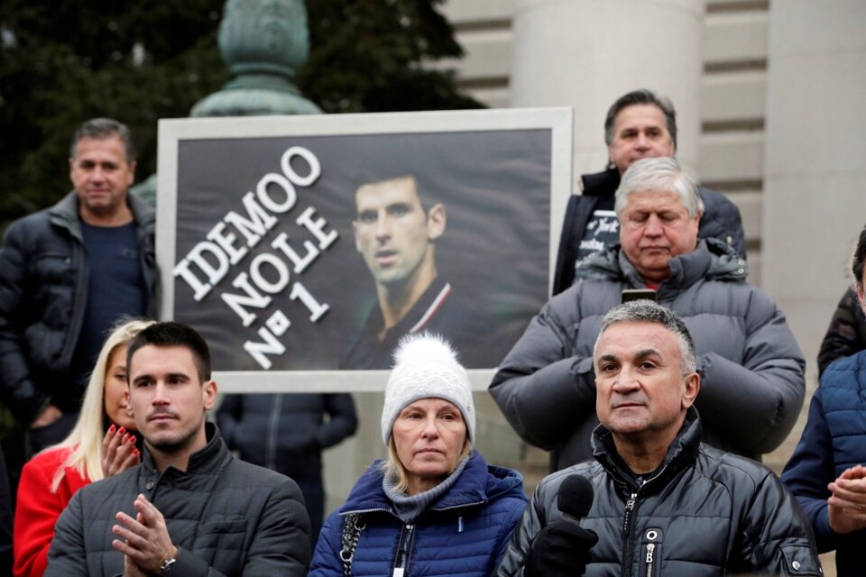 El padre de Djokovic, Srdjan, se dirige a los manifestantes (Fuente: EFE)