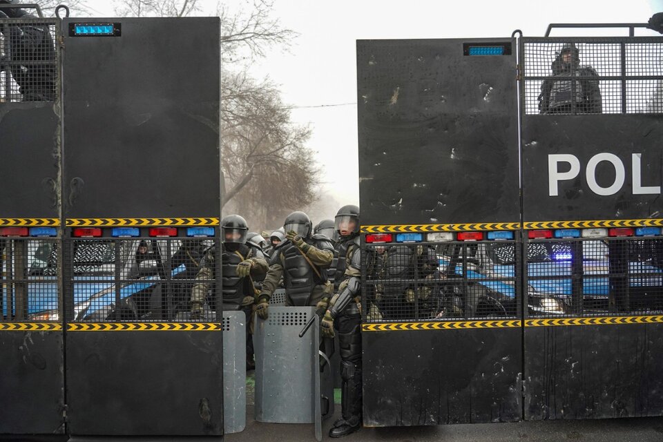 Barricada policial en Almaty en medio de  las protestas de esta semana. (Fuente: EFE)