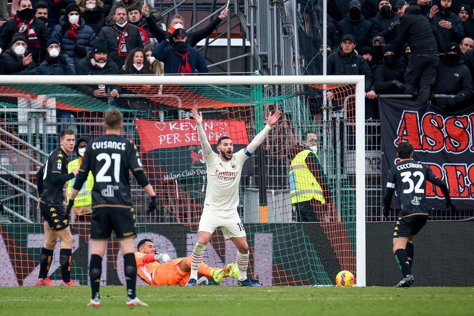 El defensor francés Theo Hernández marcó dos de los tres goles del Milan. Chiquito Romero, en el piso, lo sufre (Fuente: EFE)