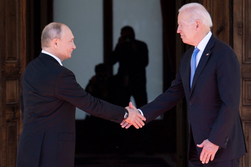 Putin y Biden van a haqblar de Ucrania. (Fuente: Télam)