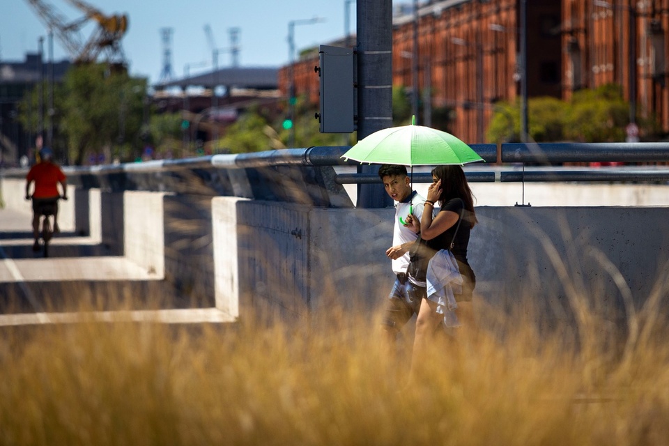 Por la ola calor el Servicio Meteorológico Nacional emitió alertas naraja y amarilla en diversas zonas del país (Fuente: NA)