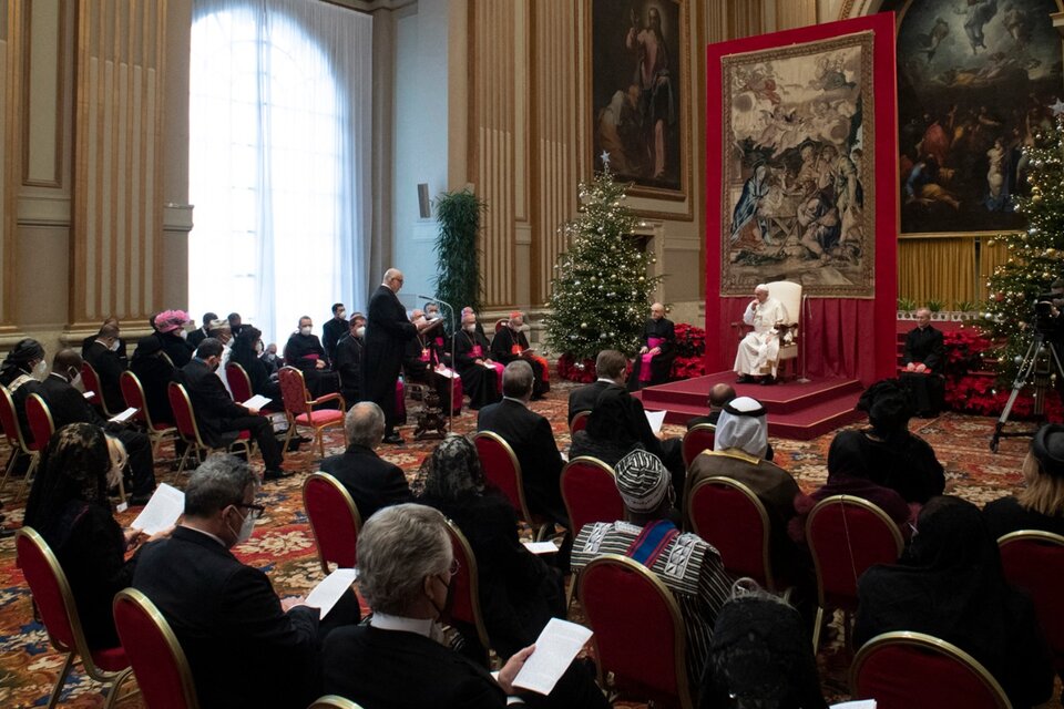 Francisco ante los embajadores en el Aula de la Bendición. (Fuente: AFP)