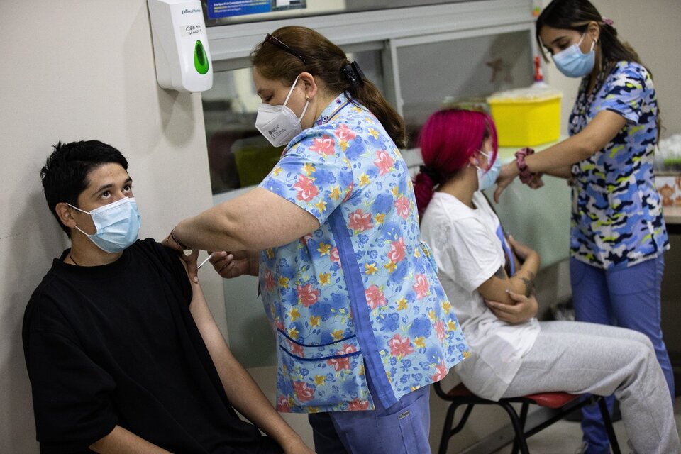 Dso personas reciben sus dosis en un centro de vacunación en Santiago de Chile. (Fuente: EFE)