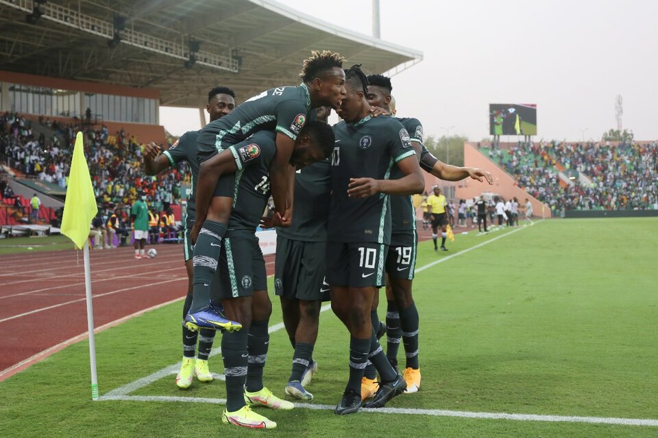 Los nigerianos festejan su gol (Fuente: EFE)