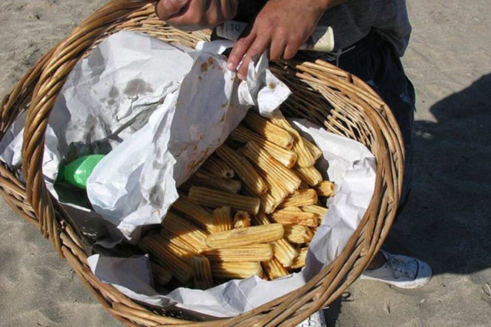 Tras varios minutos de una tensa discusión, los empleados municipales tuvieron que retirarse, dejándole los churros al vendedor, quien decidió alejarse del lugar.