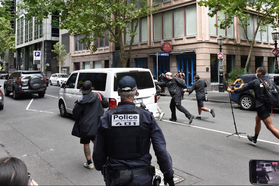 Vehículos de la policía fronteriza australiana trasladan a Djokovic al centro de detención (Fuente: AFP)