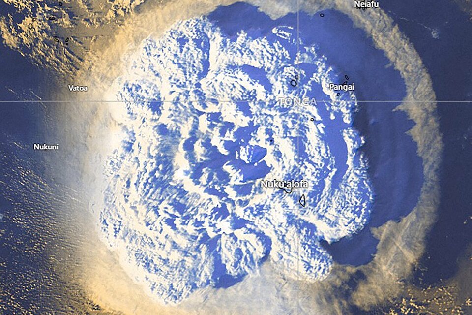 Imagen satelital de la erupción.  (Fuente: EFE)